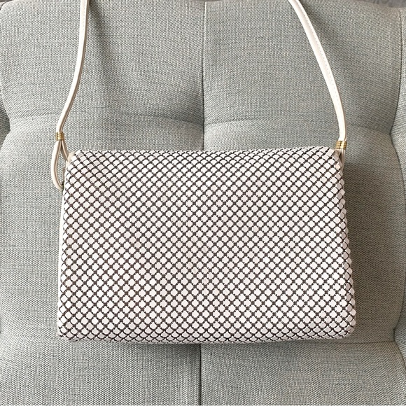 1980’s Whiting and Davis International White Mesh Crossbody Purse! Snap Closure. - Picture 6 of 11
